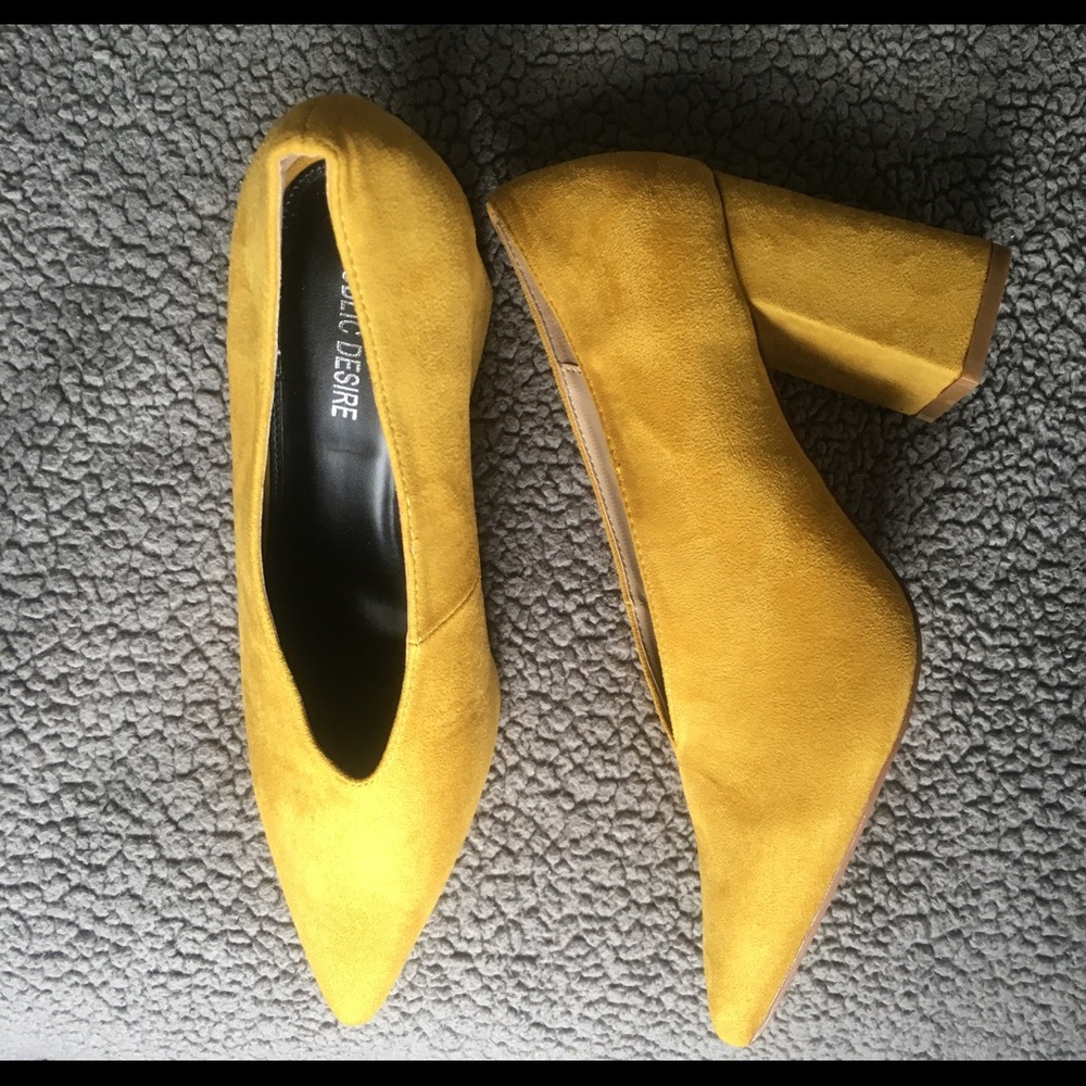 Brand NEW - Mustard pointy block heel